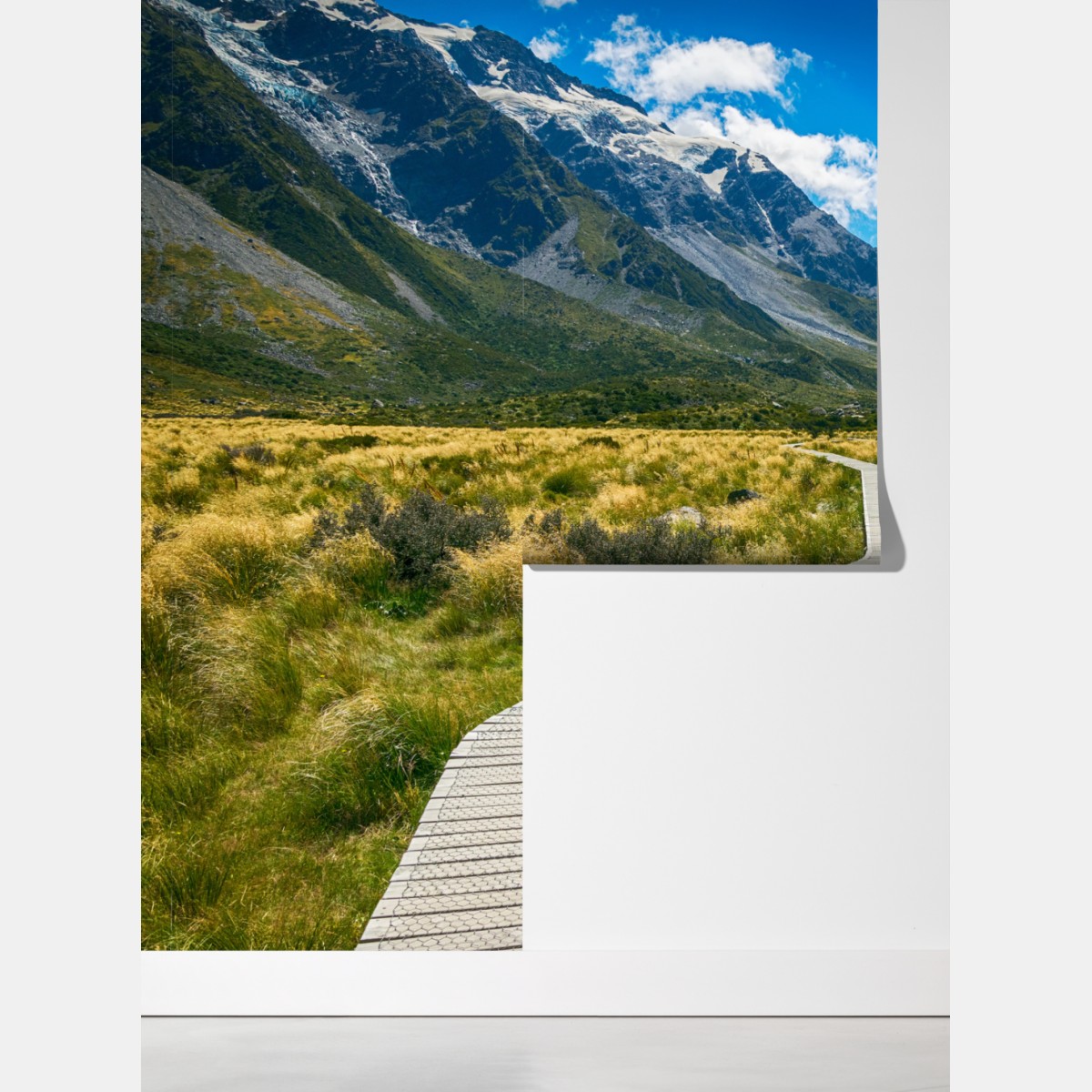 Fototapeta kładka przez łąkę prowadząca do ośnieżonych szczytów – Wallissimo® Fototapeta kładka przez łąkę prowadząca do ośnieżonych szczytów – Wallissimo®