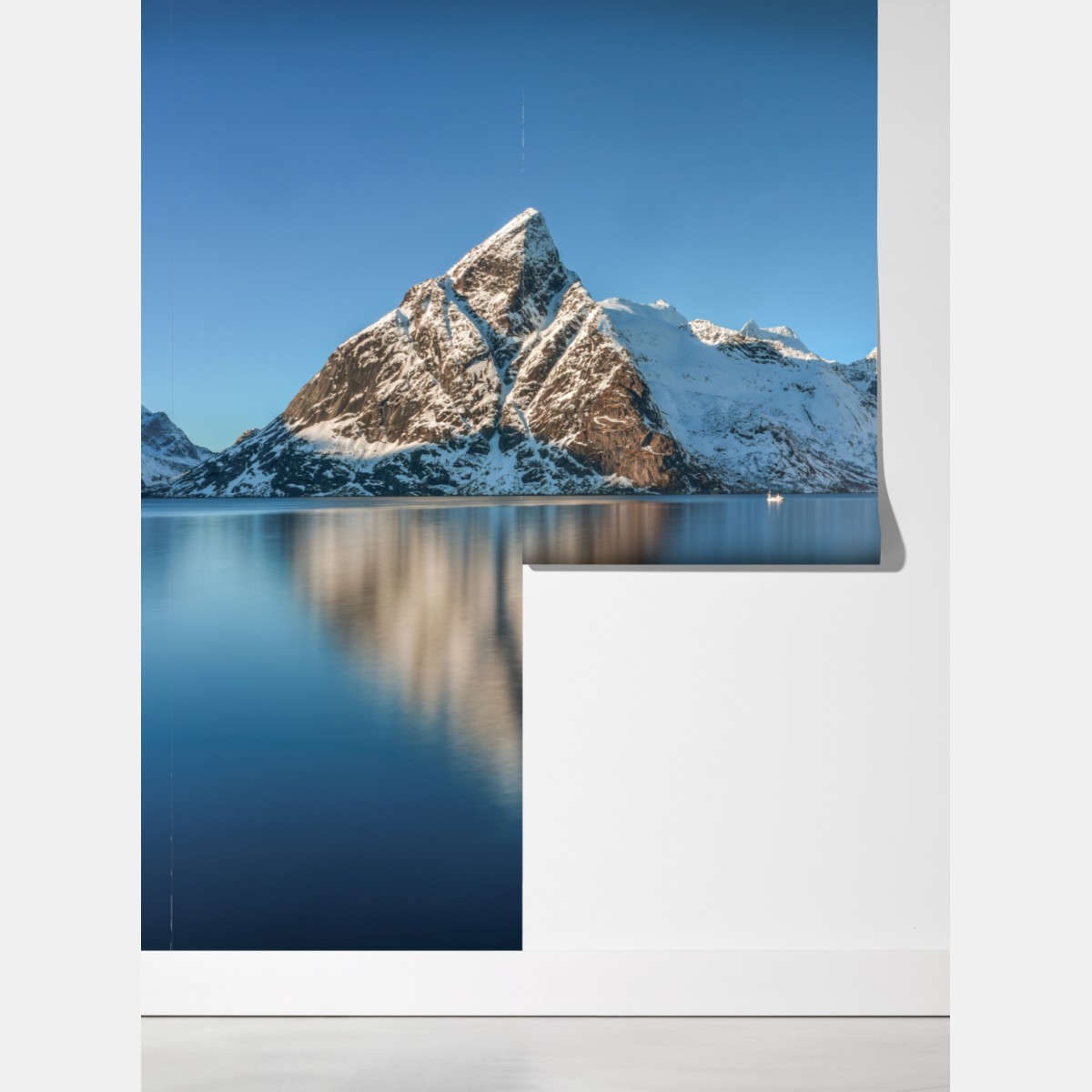 Fototapeta spokojny zimowy fiord w Reine, Lofoten – Wallissimo® Fototapeta spokojny zimowy fiord w Reine, Lofoten – Wallissimo®
