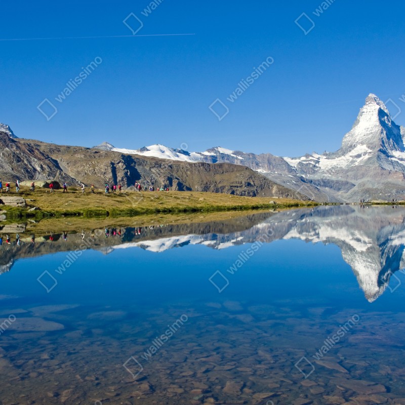 Fototapeta alpejskie odbicie górskie nad spokojnym jeziorem – Wallissimo® Fototapeta alpejskie odbicie górskie nad spokojnym jeziorem – Wallissimo®