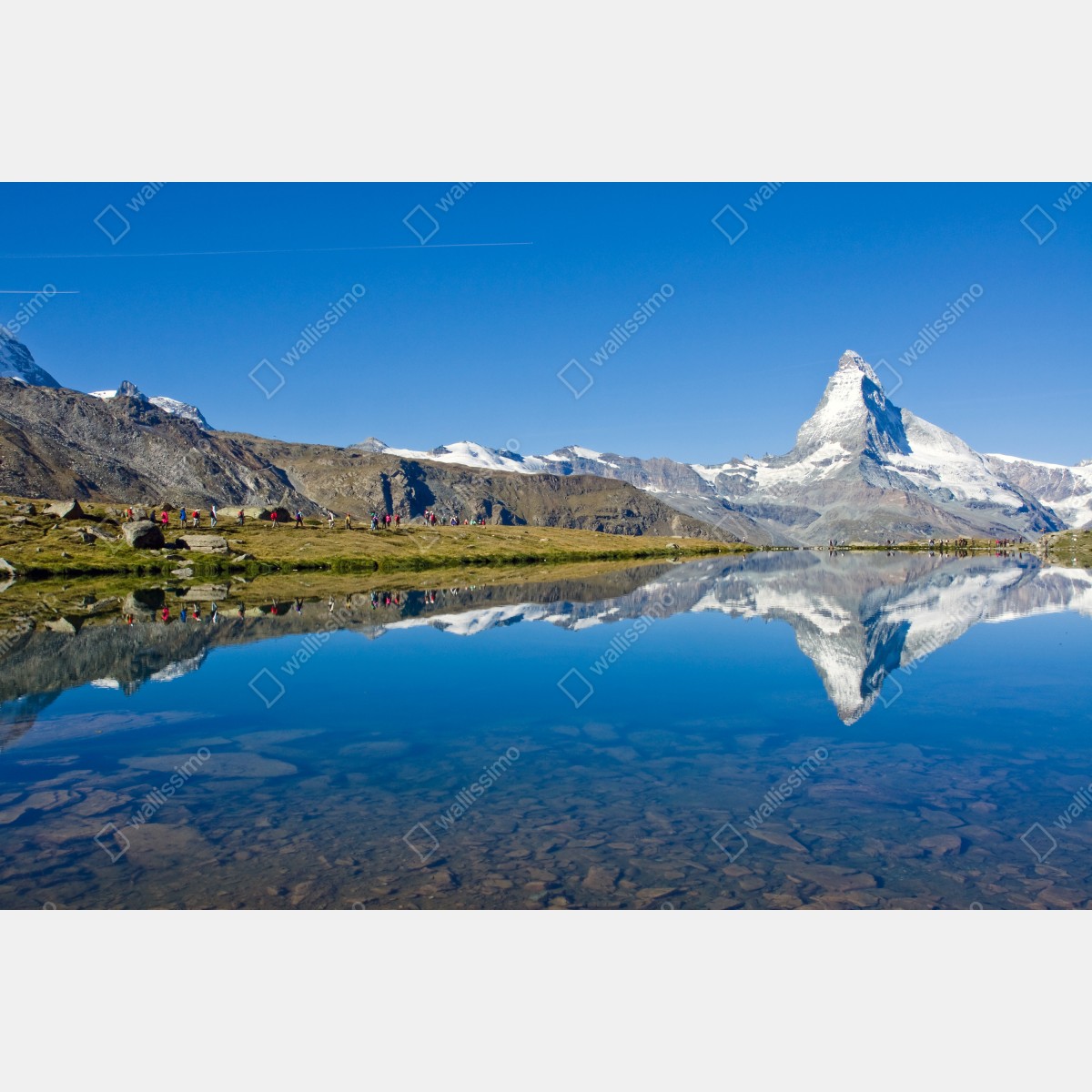 Fototapeta alpejskie odbicie górskie nad spokojnym jeziorem – Wallissimo® Fototapeta alpejskie odbicie górskie nad spokojnym jeziorem – Wallissimo®