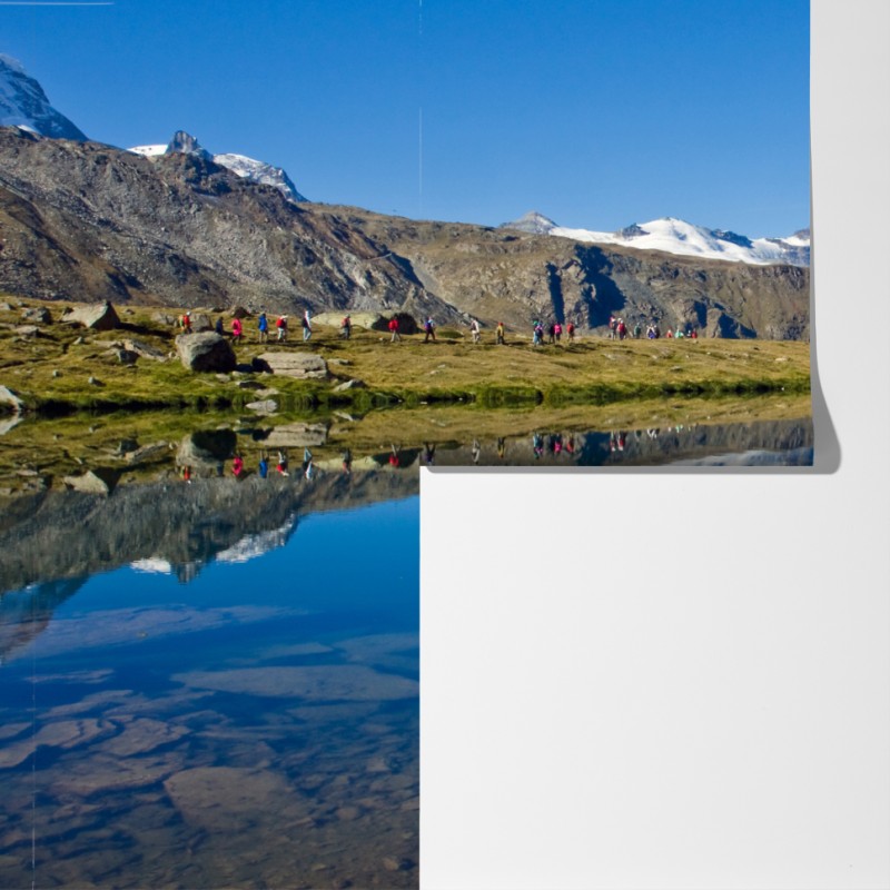 Fototapeta alpejskie odbicie górskie nad spokojnym jeziorem – Wallissimo® Fototapeta alpejskie odbicie górskie nad spokojnym jeziorem – Wallissimo®