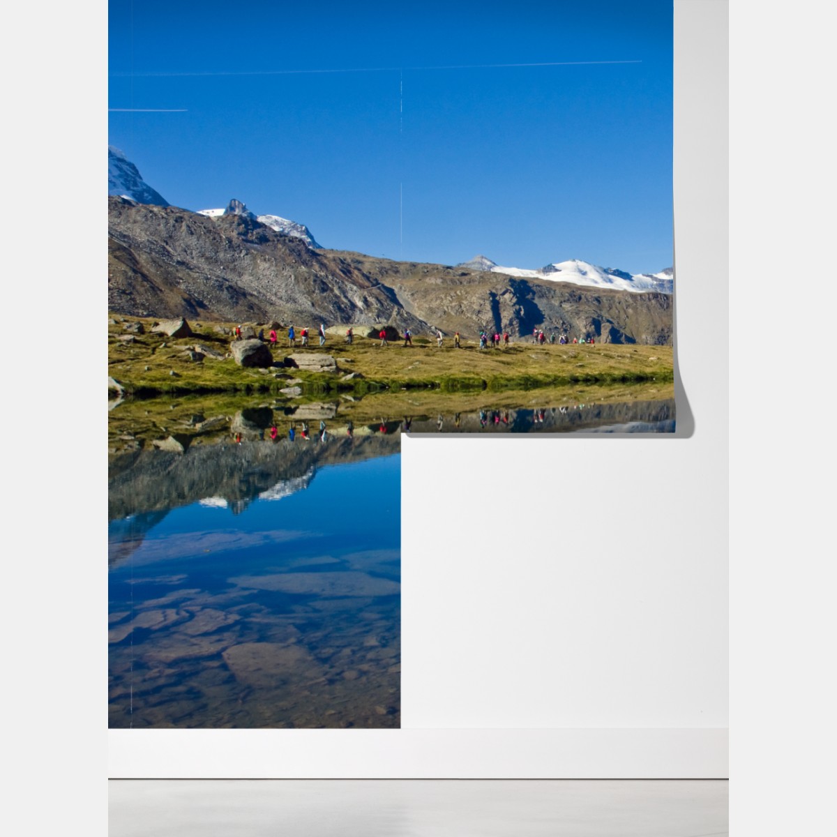 Fototapeta alpejskie odbicie górskie nad spokojnym jeziorem – Wallissimo® Fototapeta alpejskie odbicie górskie nad spokojnym jeziorem – Wallissimo®