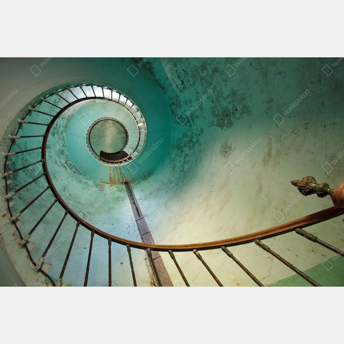 Fototapeta turkusowa spiralna klatka schodowa w zabytkowym wnętrzu – Wallissimo® Fototapeta turkusowa spiralna klatka schodowa w zabytkowym wnętrzu – Wallissimo®