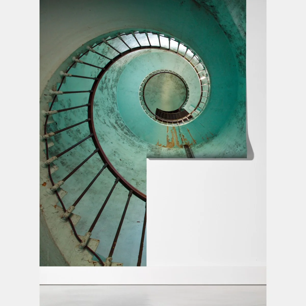 Fototapeta turkusowa spiralna klatka schodowa w zabytkowym wnętrzu – Wallissimo® Fototapeta turkusowa spiralna klatka schodowa w zabytkowym wnętrzu – Wallissimo®
