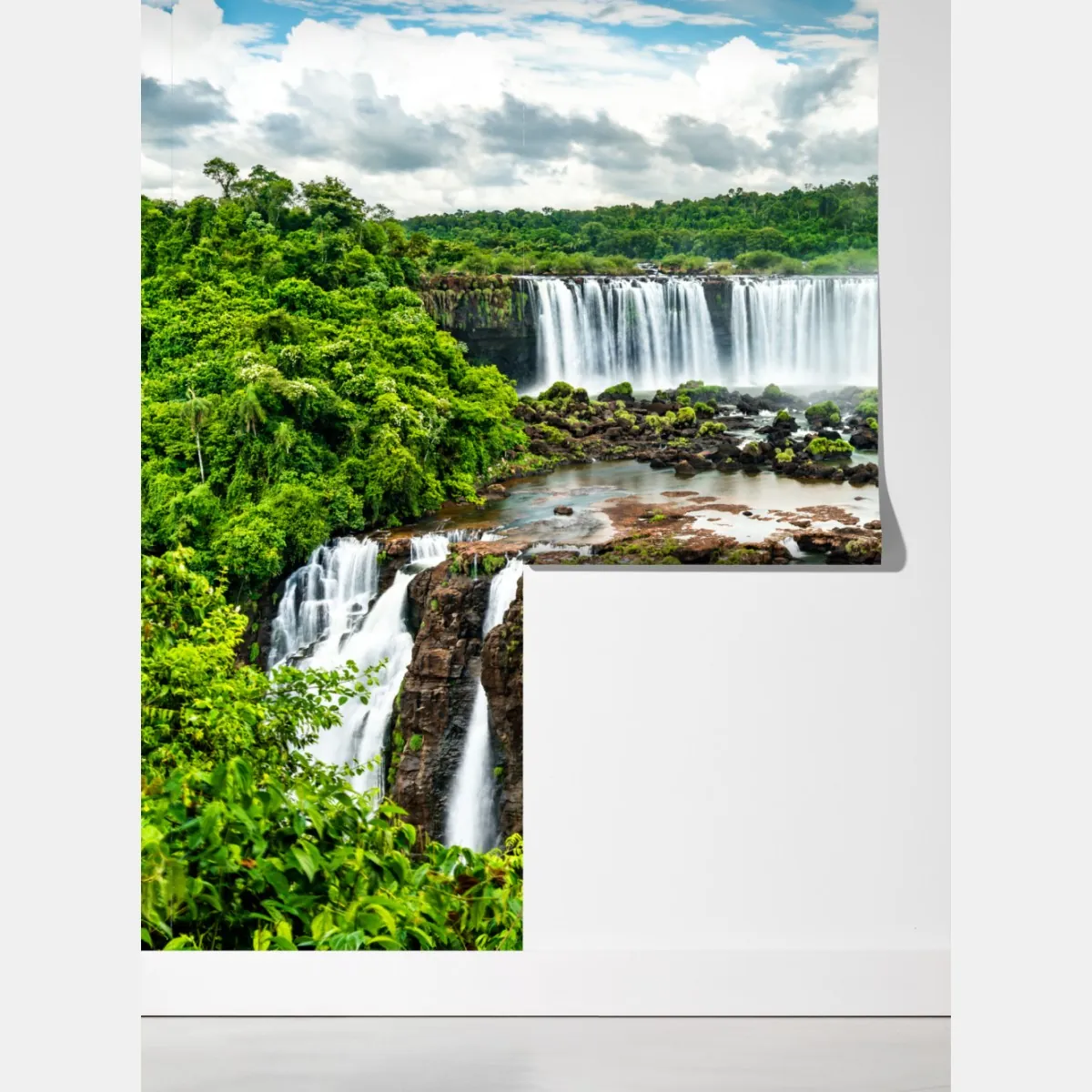 Fototapeta panorama bujnego zielonego wodospadu – Wallissimo® Fototapeta panorama bujnego zielonego wodospadu – Wallissimo®