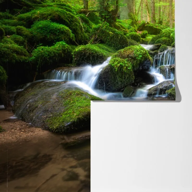 Fototapeta spokojny mechowy wodospad w lesie – Wallissimo® Fototapeta spokojny mechowy wodospad w lesie – Wallissimo®