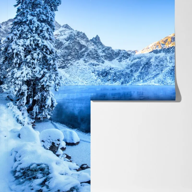 Fototapeta zimowy wschód słońca nad zamarzniętym górskim jeziorem – Wallissimo® Fototapeta zimowy wschód słońca nad zamarzniętym górskim jeziorem – Wallissimo®