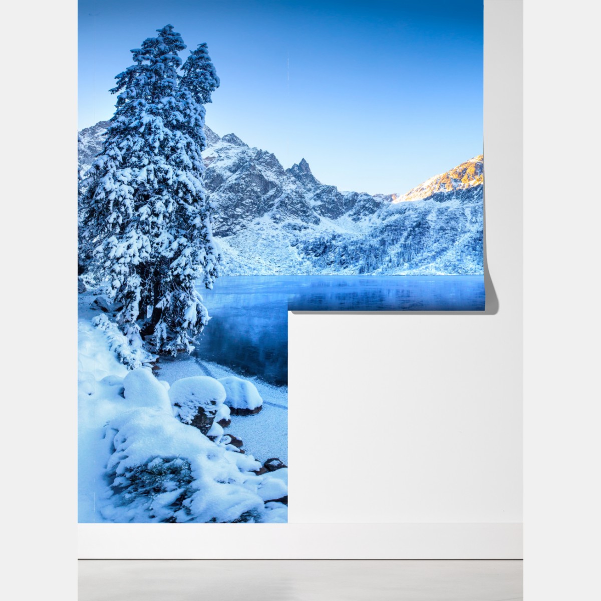 Fototapeta zimowy wschód słońca nad zamarzniętym górskim jeziorem – Wallissimo® Fototapeta zimowy wschód słońca nad zamarzniętym górskim jeziorem – Wallissimo®