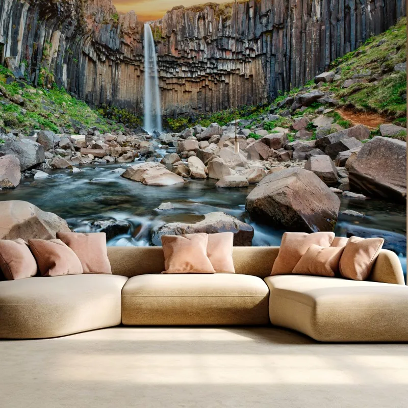 Fototapeta imponujący wodospad wśród bazaltowych klifów – Wallissimo® Fototapeta imponujący wodospad wśród bazaltowych klifów – Wallissimo®