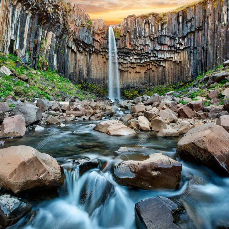 Fototapeta imponujący wodospad wśród bazaltowych klifów – Wallissimo® Fototapeta imponujący wodospad wśród bazaltowych klifów – Wallissimo®