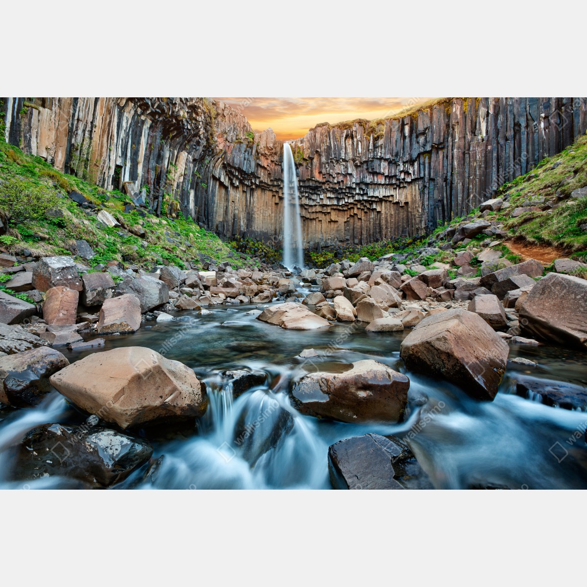 Fototapeta imponujący wodospad wśród bazaltowych klifów – Wallissimo® Fototapeta imponujący wodospad wśród bazaltowych klifów – Wallissimo®
