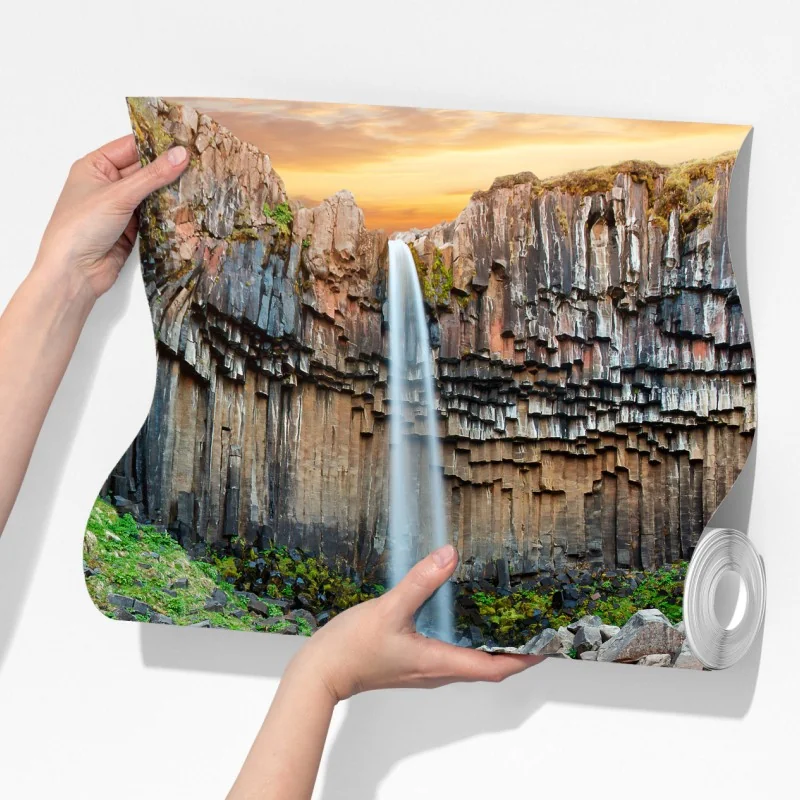 Fototapeta imponujący wodospad wśród bazaltowych klifów – Wallissimo® Fototapeta imponujący wodospad wśród bazaltowych klifów – Wallissimo®