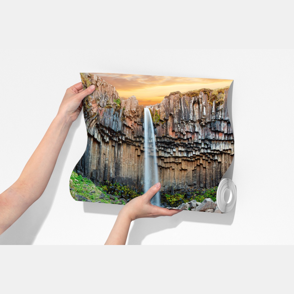 Fototapeta imponujący wodospad wśród bazaltowych klifów – Wallissimo® Fototapeta imponujący wodospad wśród bazaltowych klifów – Wallissimo®