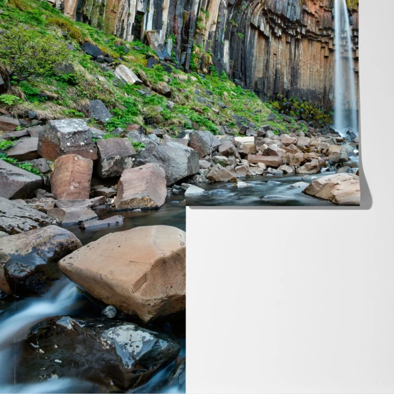 Fototapeta imponujący wodospad wśród bazaltowych klifów – Wallissimo® Fototapeta imponujący wodospad wśród bazaltowych klifów – Wallissimo®