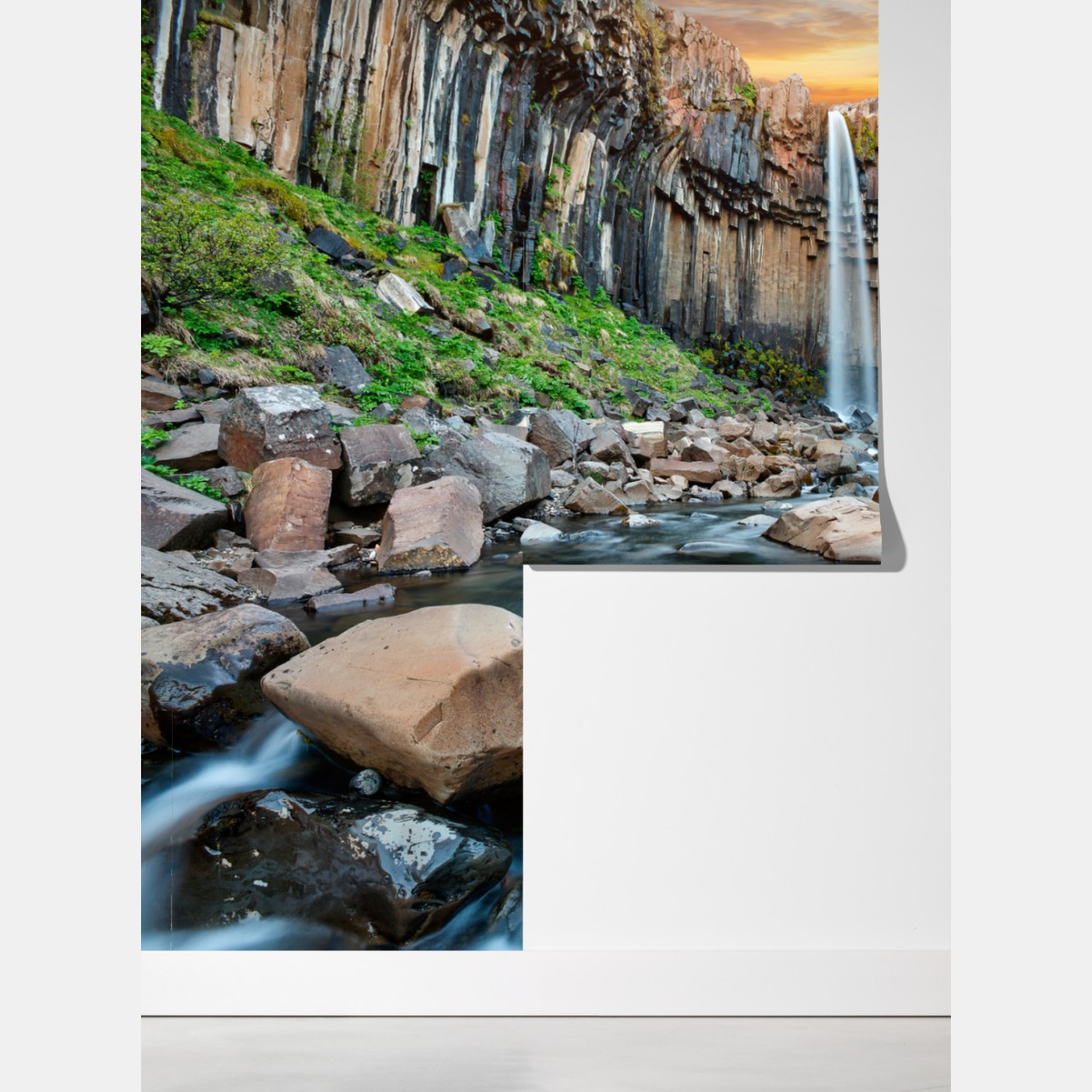 Fototapeta imponujący wodospad wśród bazaltowych klifów – Wallissimo® Fototapeta imponujący wodospad wśród bazaltowych klifów – Wallissimo®