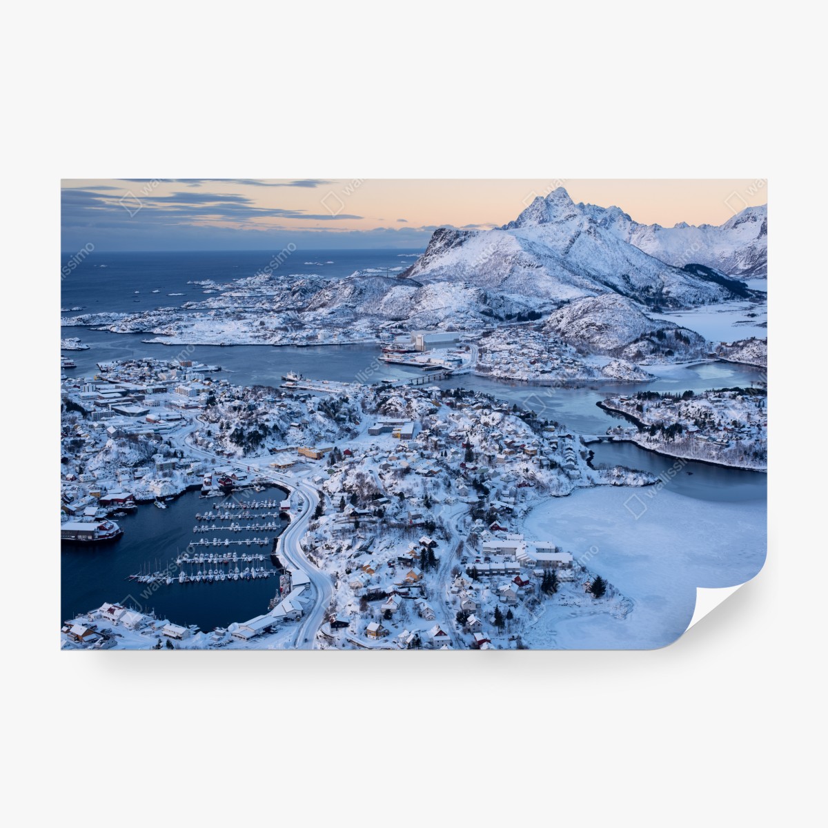 Fototapeta zimowy widok lotniczy portu Svolvaer, Norwegia – Wallissimo® Fototapeta zimowy widok lotniczy portu Svolvaer, Norwegia – Wallissimo®