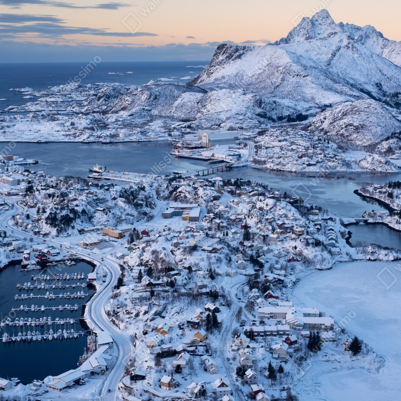 Fototapeta zimowy widok lotniczy portu Svolvaer, Norwegia – Wallissimo® Fototapeta zimowy widok lotniczy portu Svolvaer, Norwegia – Wallissimo®