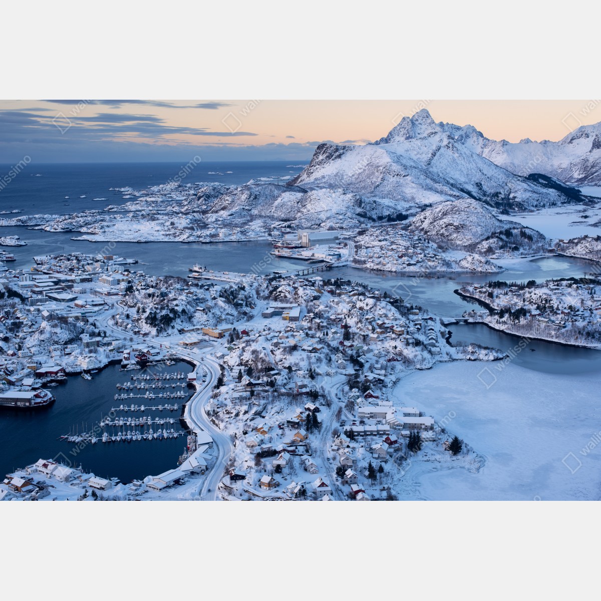 Fototapeta zimowy widok lotniczy portu Svolvaer, Norwegia – Wallissimo® Fototapeta zimowy widok lotniczy portu Svolvaer, Norwegia – Wallissimo®