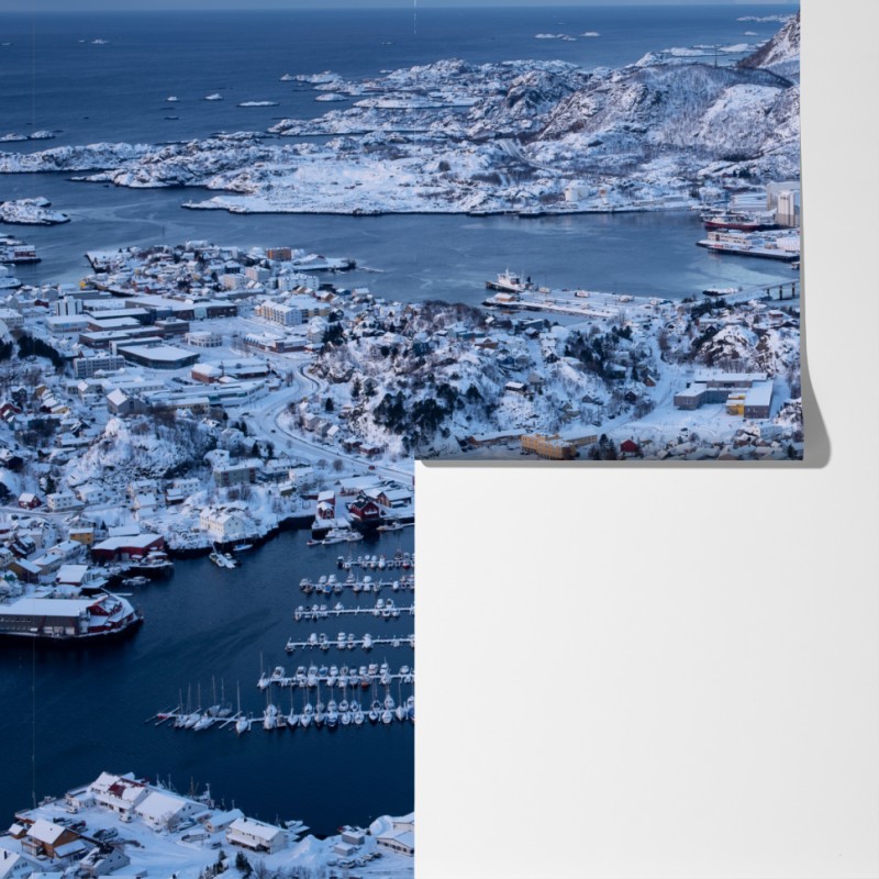 Fototapeta zimowy widok lotniczy portu Svolvaer, Norwegia – Wallissimo® Fototapeta zimowy widok lotniczy portu Svolvaer, Norwegia – Wallissimo®