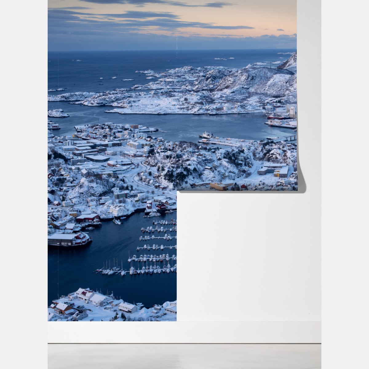 Fototapeta zimowy widok lotniczy portu Svolvaer, Norwegia – Wallissimo® Fototapeta zimowy widok lotniczy portu Svolvaer, Norwegia – Wallissimo®