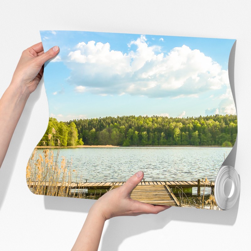 Fototapeta drewniany pomost nad spokojnym jeziorem – Wallissimo® Fototapeta drewniany pomost nad spokojnym jeziorem – Wallissimo®