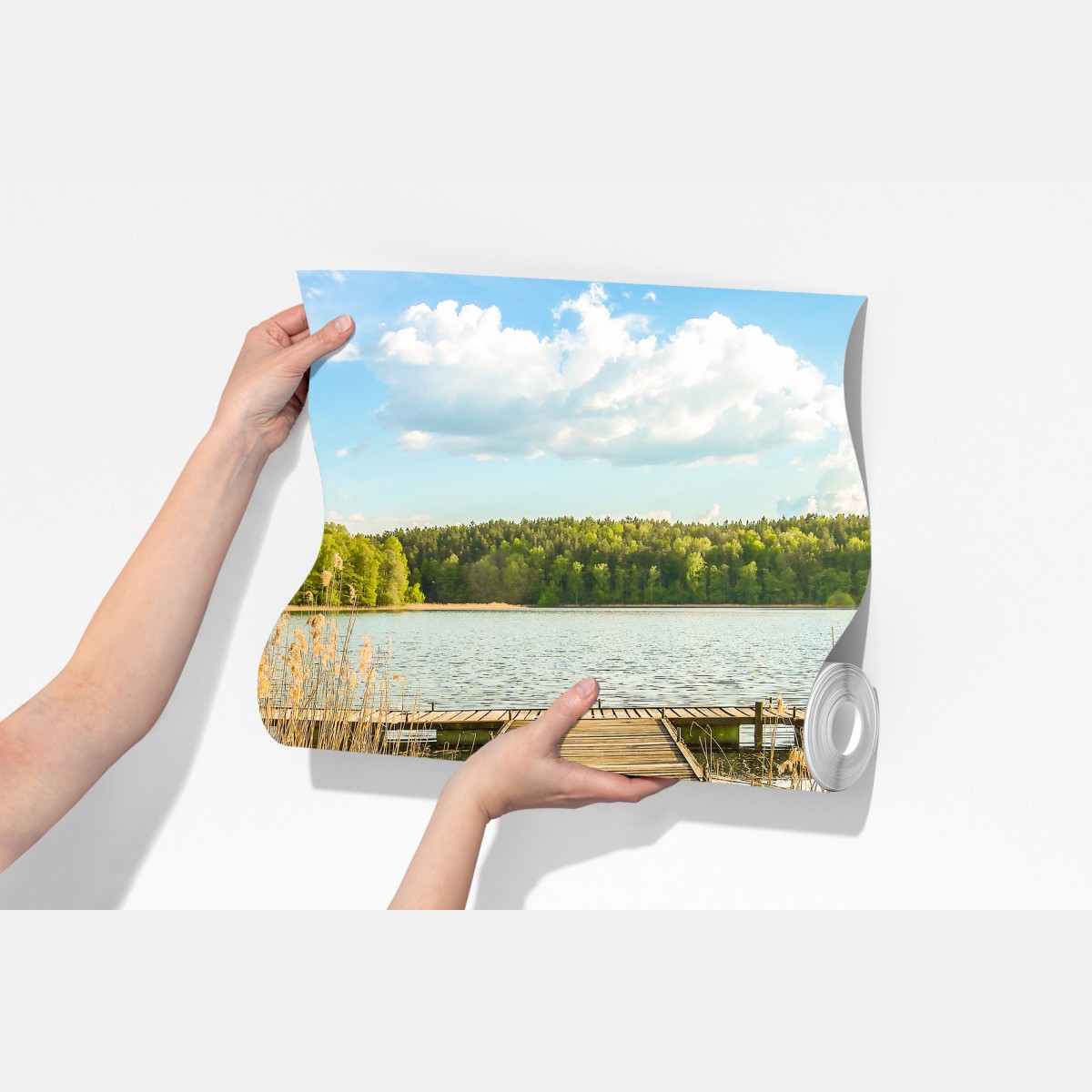 Fototapeta drewniany pomost nad spokojnym jeziorem – Wallissimo® Fototapeta drewniany pomost nad spokojnym jeziorem – Wallissimo®