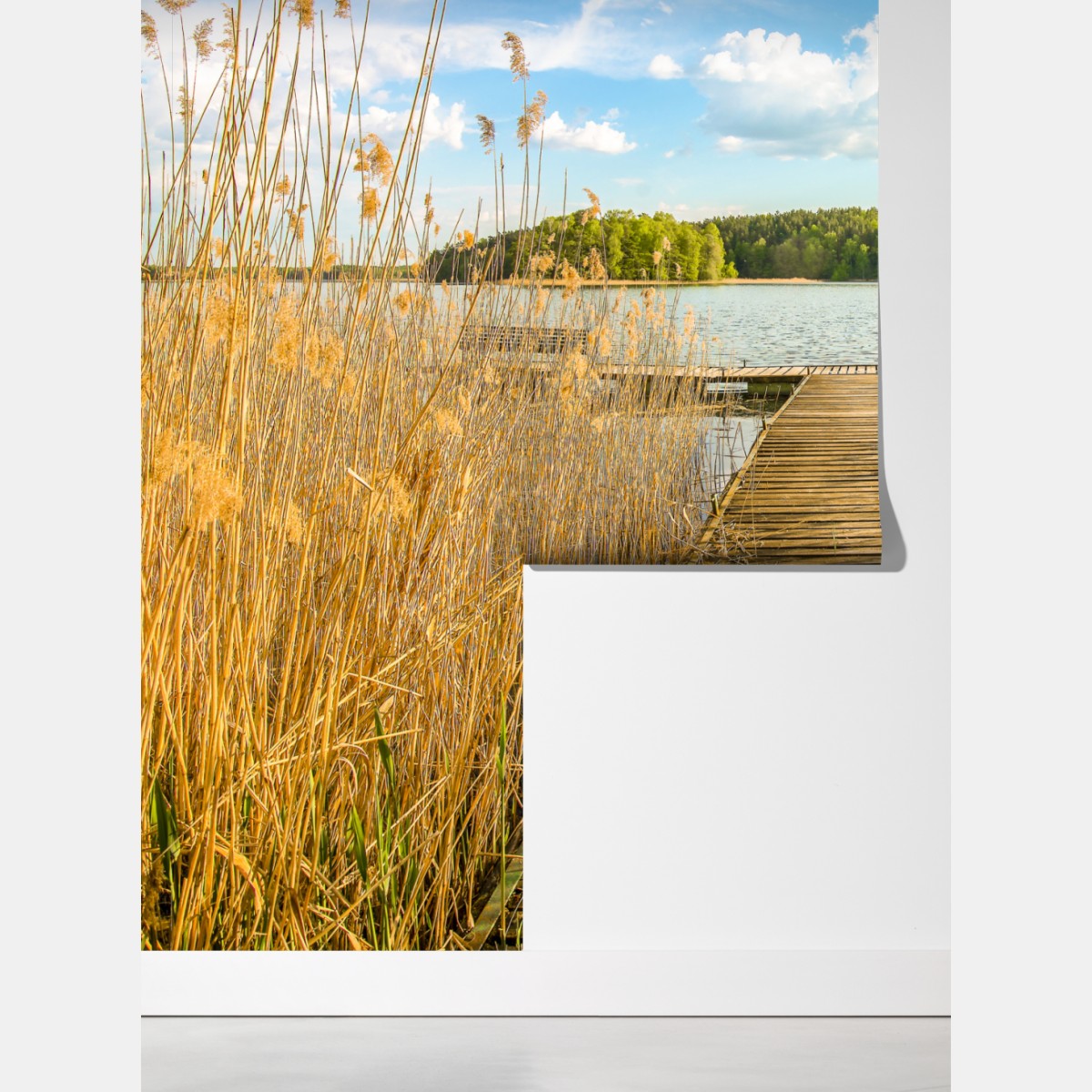 Fototapeta drewniany pomost nad spokojnym jeziorem – Wallissimo® Fototapeta drewniany pomost nad spokojnym jeziorem – Wallissimo®