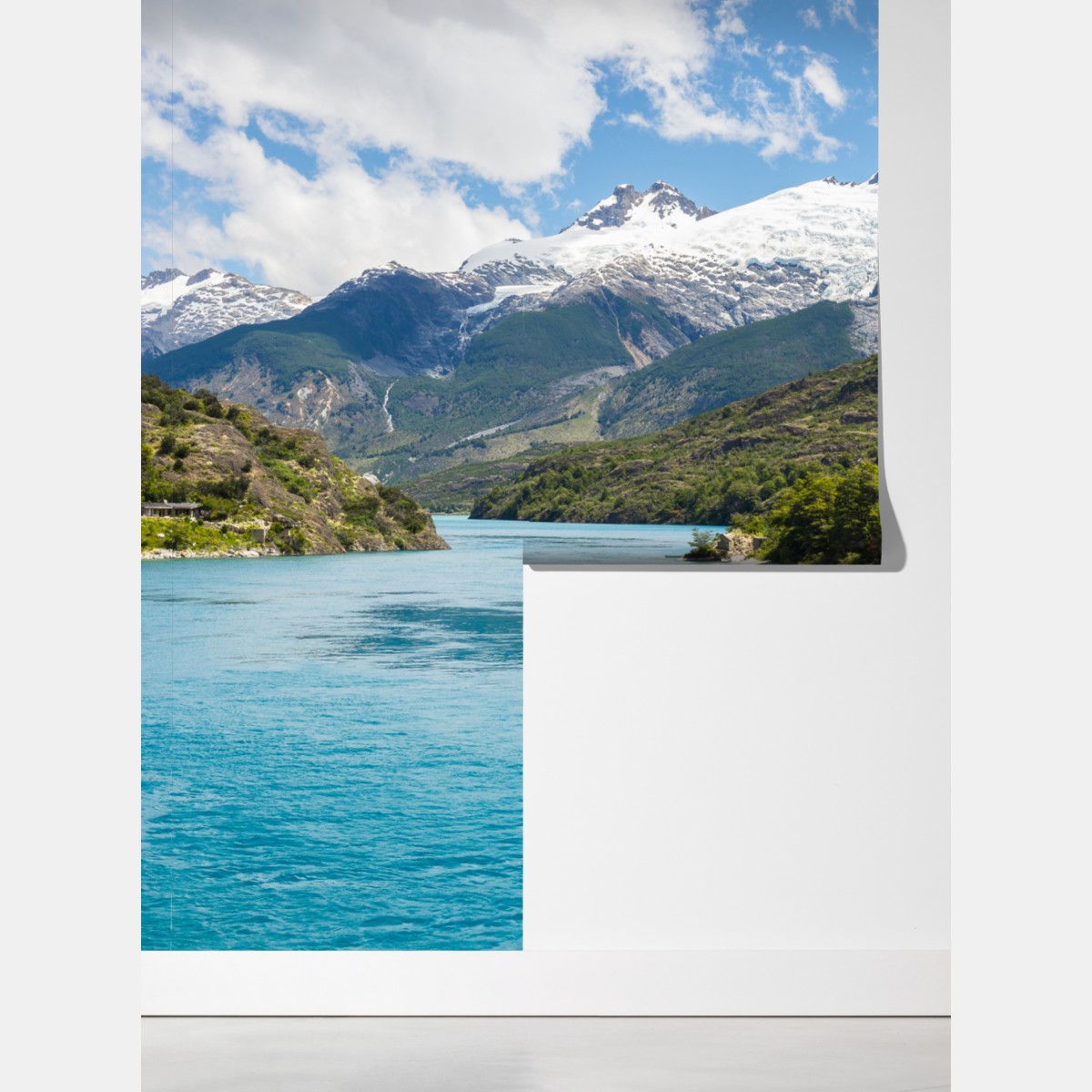 Fototapeta turkusowe jezioro górskie z ośnieżonymi szczytami – Wallissimo® Fototapeta turkusowe jezioro górskie z ośnieżonymi szczytami – Wallissimo®