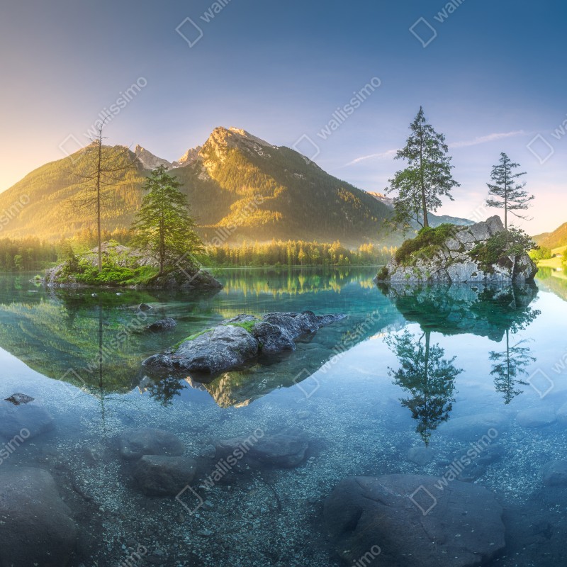 Fototapeta alpejskie jezioro o wschodzie słońca z lustrzanym odbiciem – Wallissimo® Fototapeta alpejskie jezioro o wschodzie słońca z lustrzanym odbiciem – Wallissimo®