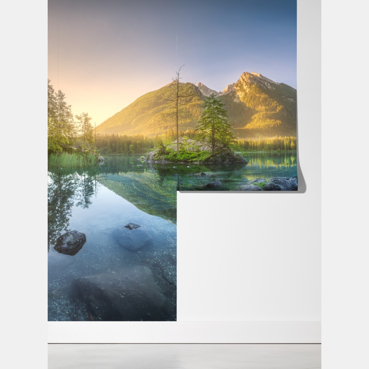 Fototapeta alpejskie jezioro o wschodzie słońca z lustrzanym odbiciem – Wallissimo® Fototapeta alpejskie jezioro o wschodzie słońca z lustrzanym odbiciem – Wallissimo®