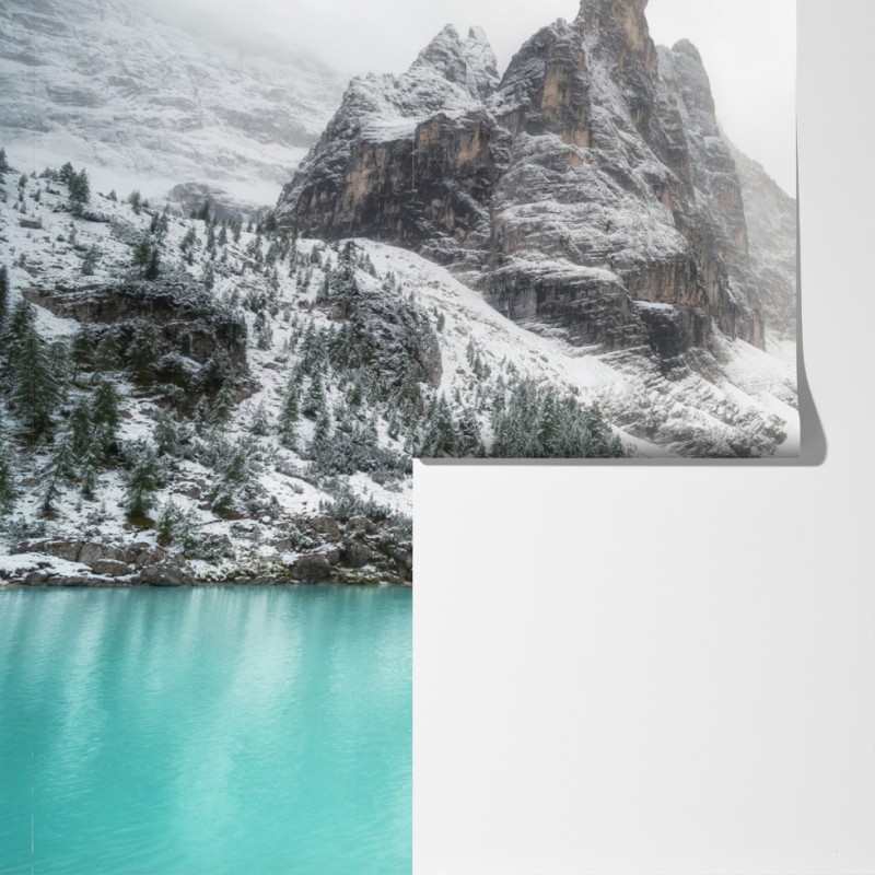 Fototapeta turkusowe jezioro alpejskie pod ośnieżonymi szczytami – Wallissimo® Fototapeta turkusowe jezioro alpejskie pod ośnieżonymi szczytami – Wallissimo®