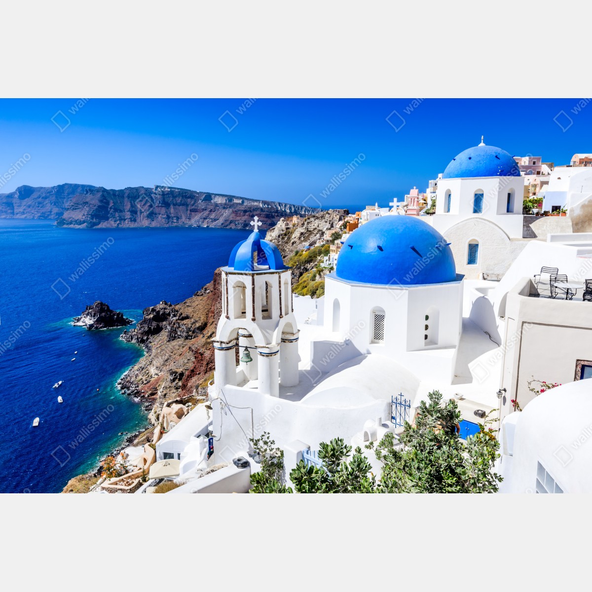 Fototapeta Santorini niebieskie kopuły nad kalderą – Wallissimo® Fototapeta Santorini niebieskie kopuły nad kalderą – Wallissimo®