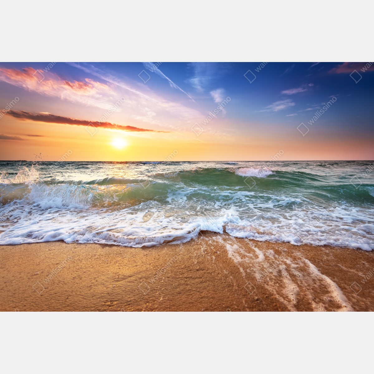 Fototapeta złoty zachód słońca na plaży nad falami – Wallissimo® Fototapeta złoty zachód słońca na plaży nad falami – Wallissimo®