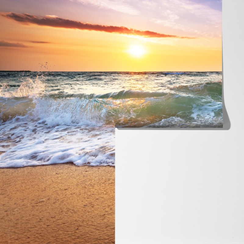 Fototapeta złoty zachód słońca na plaży nad falami – Wallissimo® Fototapeta złoty zachód słońca na plaży nad falami – Wallissimo®