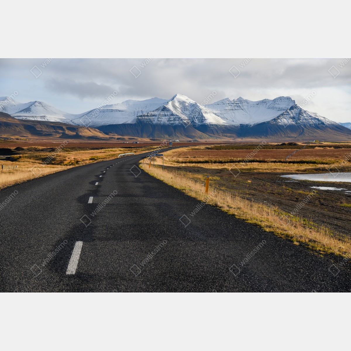 Fototapeta pusta droga prowadząca do ośnieżonych gór, Islandia – Wallissimo® Fototapeta pusta droga prowadząca do ośnieżonych gór, Islandia – Wallissimo®