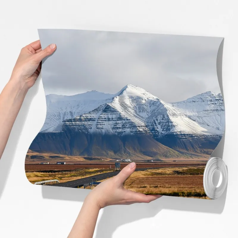 Fototapeta pusta droga prowadząca do ośnieżonych gór, Islandia – Wallissimo® Fototapeta pusta droga prowadząca do ośnieżonych gór, Islandia – Wallissimo®