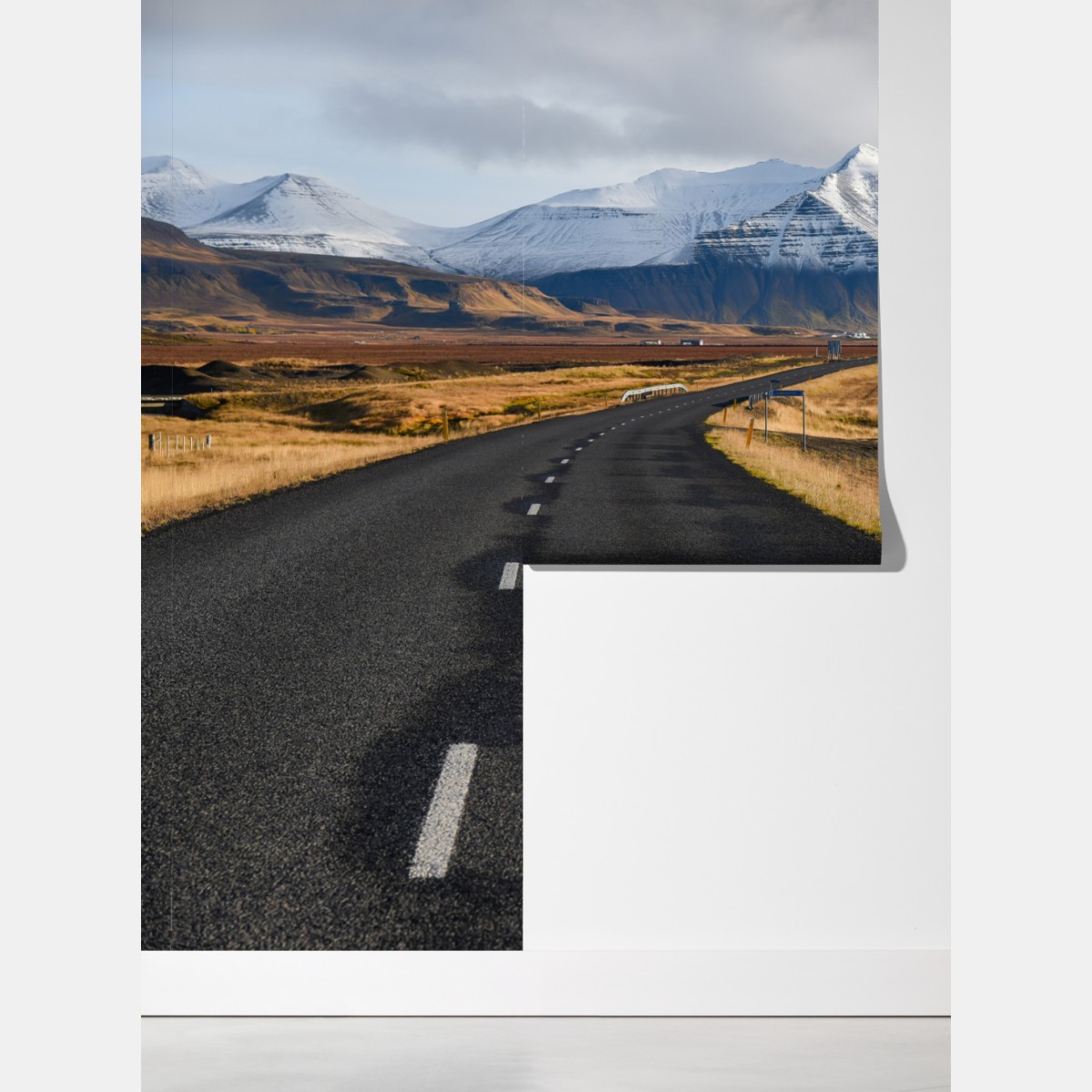 Fototapeta pusta droga prowadząca do ośnieżonych gór, Islandia – Wallissimo® Fototapeta pusta droga prowadząca do ośnieżonych gór, Islandia – Wallissimo®