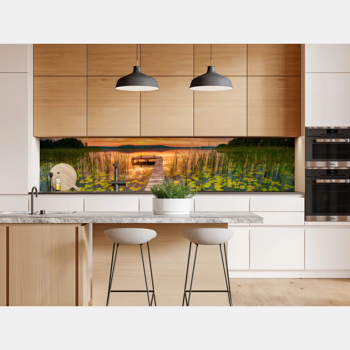 Naklejka repozycjonowalna wschód słońca nad spokojnym jeziorem z drewnianym pomostem – Wallissimo® Naklejka repozycjonowalna wschód słońca nad spokojnym jeziorem z drewnianym pomostem – Wallissimo®