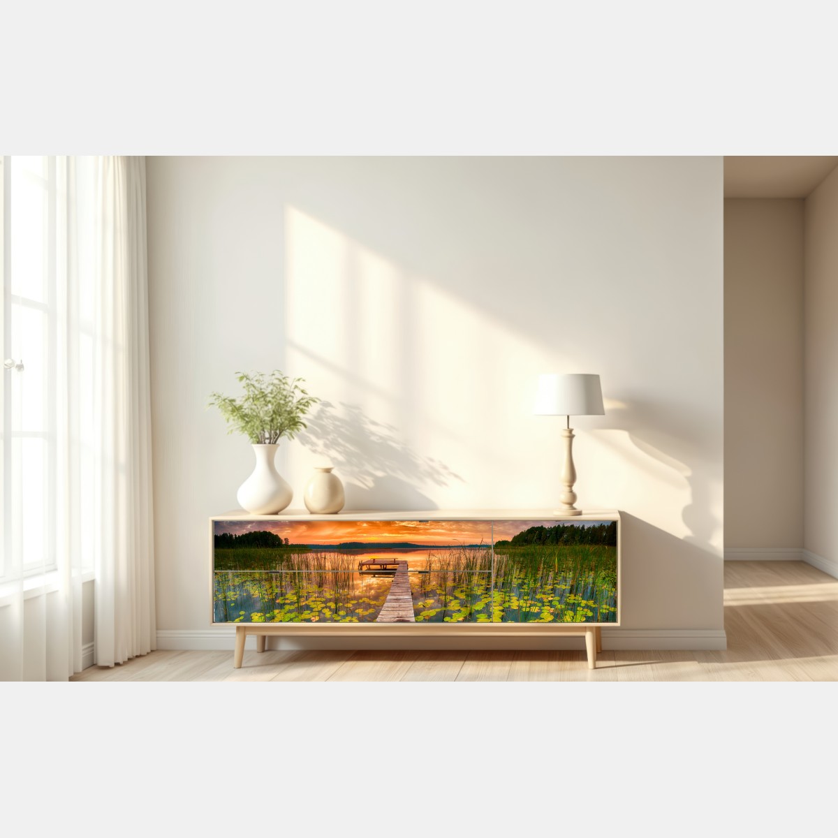 Naklejka repozycjonowalna wschód słońca nad spokojnym jeziorem z drewnianym pomostem – Wallissimo® Naklejka repozycjonowalna wschód słońca nad spokojnym jeziorem z drewnianym pomostem – Wallissimo®
