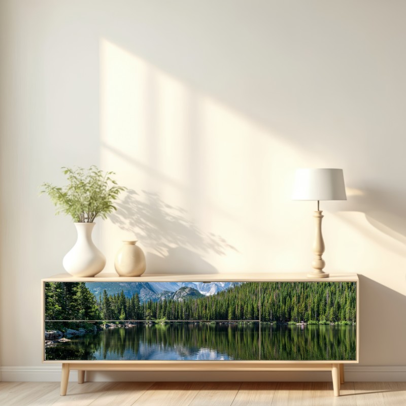 Naklejka repozycjonowalna górskie jezioro z odbiciem lasu i szczytów – Wallissimo® Naklejka repozycjonowalna górskie jezioro z odbiciem lasu i szczytów – Wallissimo®