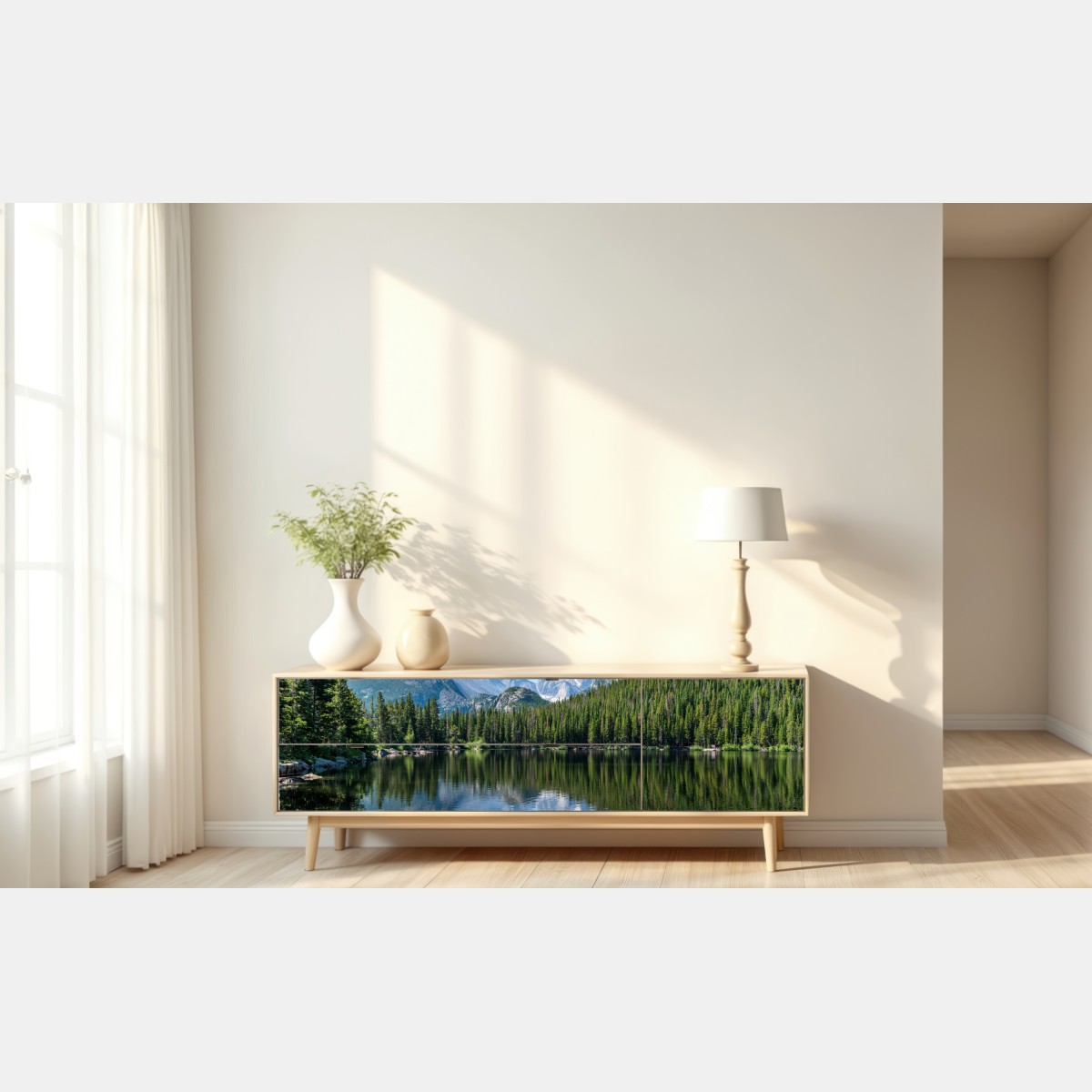 Naklejka repozycjonowalna górskie jezioro z odbiciem lasu i szczytów – Wallissimo® Naklejka repozycjonowalna górskie jezioro z odbiciem lasu i szczytów – Wallissimo®