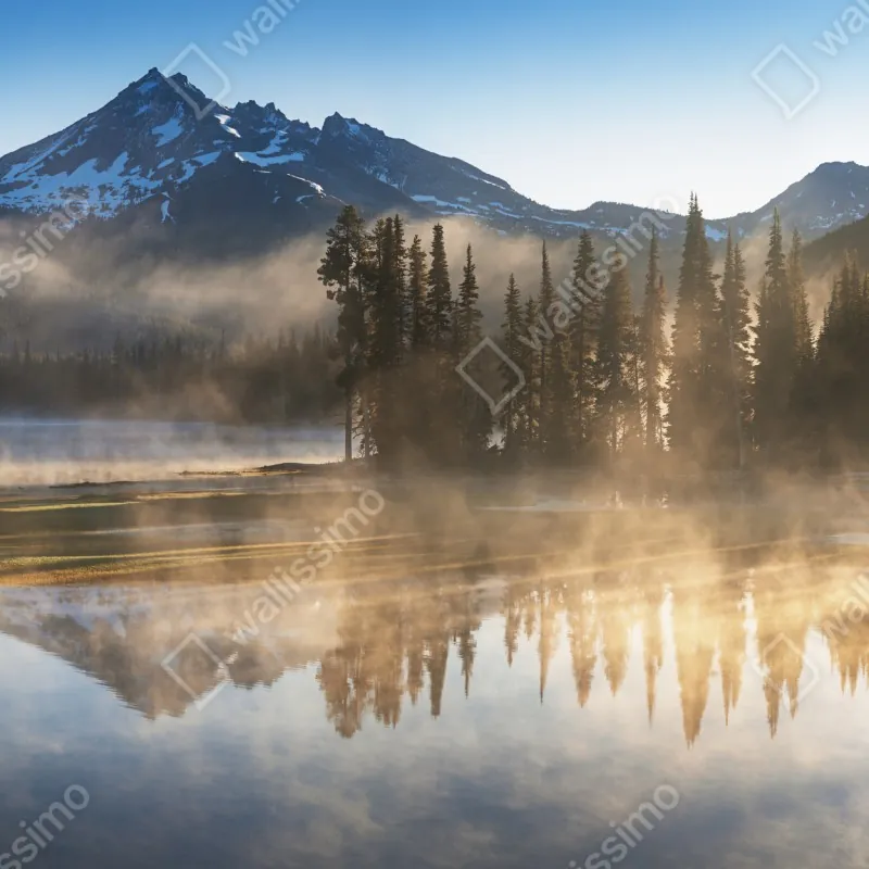 Naklejka repozycjonowalna mglista góra odbita w jeziorze o świcie – Wallissimo® Naklejka repozycjonowalna mglista góra odbita w jeziorze o świcie – Wallissimo®