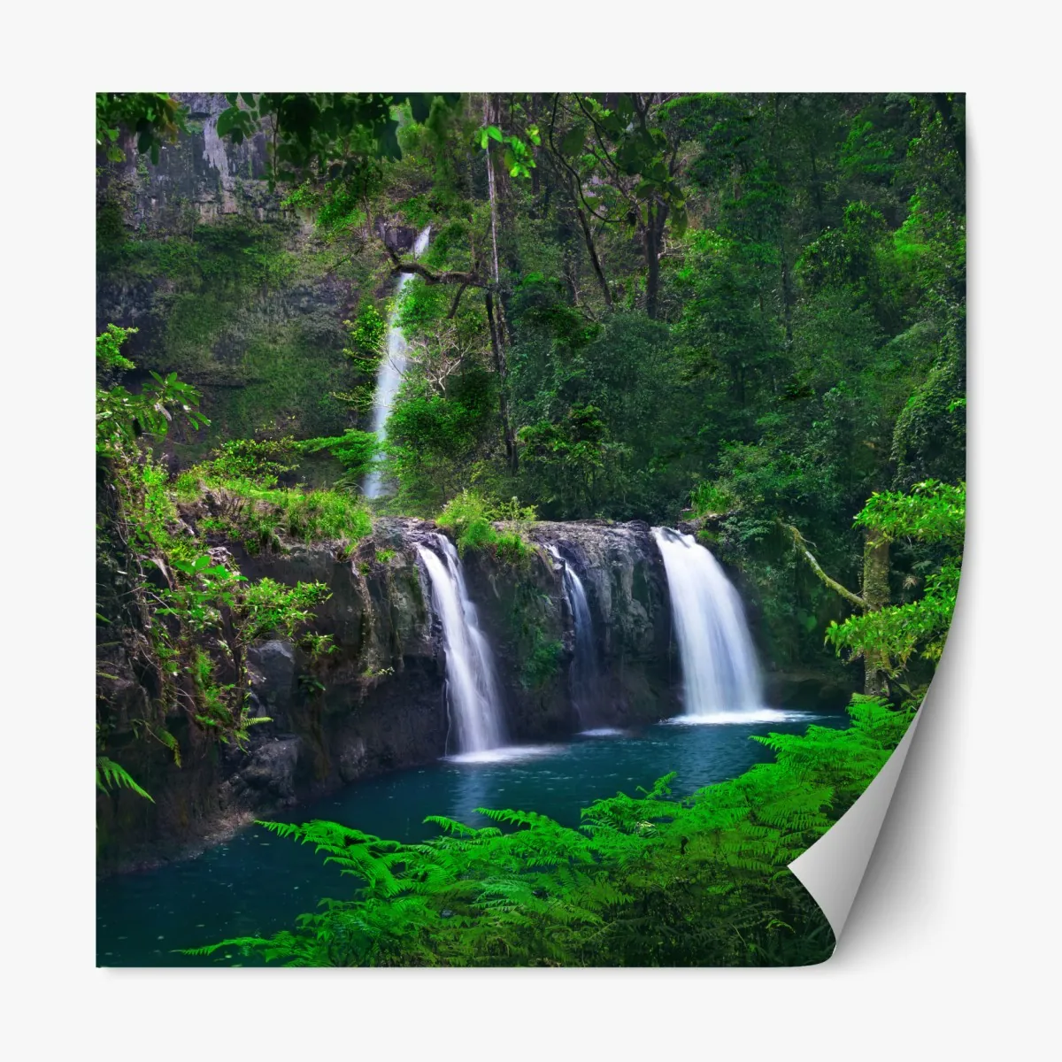 Naklejka repozycjonowalna uspokajający wodospad w szmaragdowym lesie – Wallissimo® Naklejka repozycjonowalna uspokajający wodospad w szmaragdowym lesie – Wallissimo®