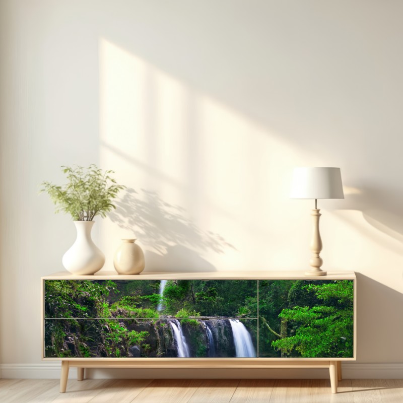 Naklejka repozycjonowalna uspokajający wodospad w szmaragdowym lesie – Wallissimo® Naklejka repozycjonowalna uspokajający wodospad w szmaragdowym lesie – Wallissimo®