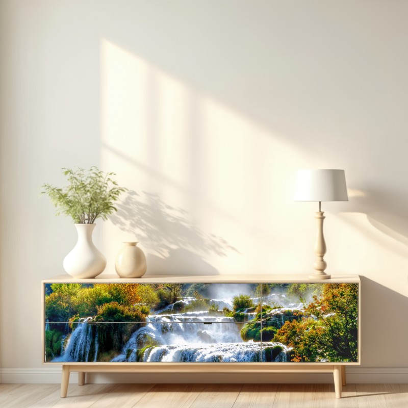 Naklejka repozycjonowalna kaskadowy wodospad w bujnym lesie – Wallissimo® Naklejka repozycjonowalna kaskadowy wodospad w bujnym lesie – Wallissimo®