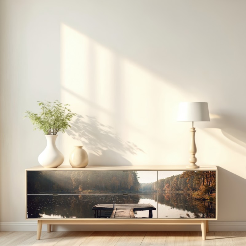 Naklejka repozycjonowalna jesienne przedpołudnie nad jeziorem z pomostem – Wallissimo® Naklejka repozycjonowalna jesienne przedpołudnie nad jeziorem z pomostem – Wallissimo®