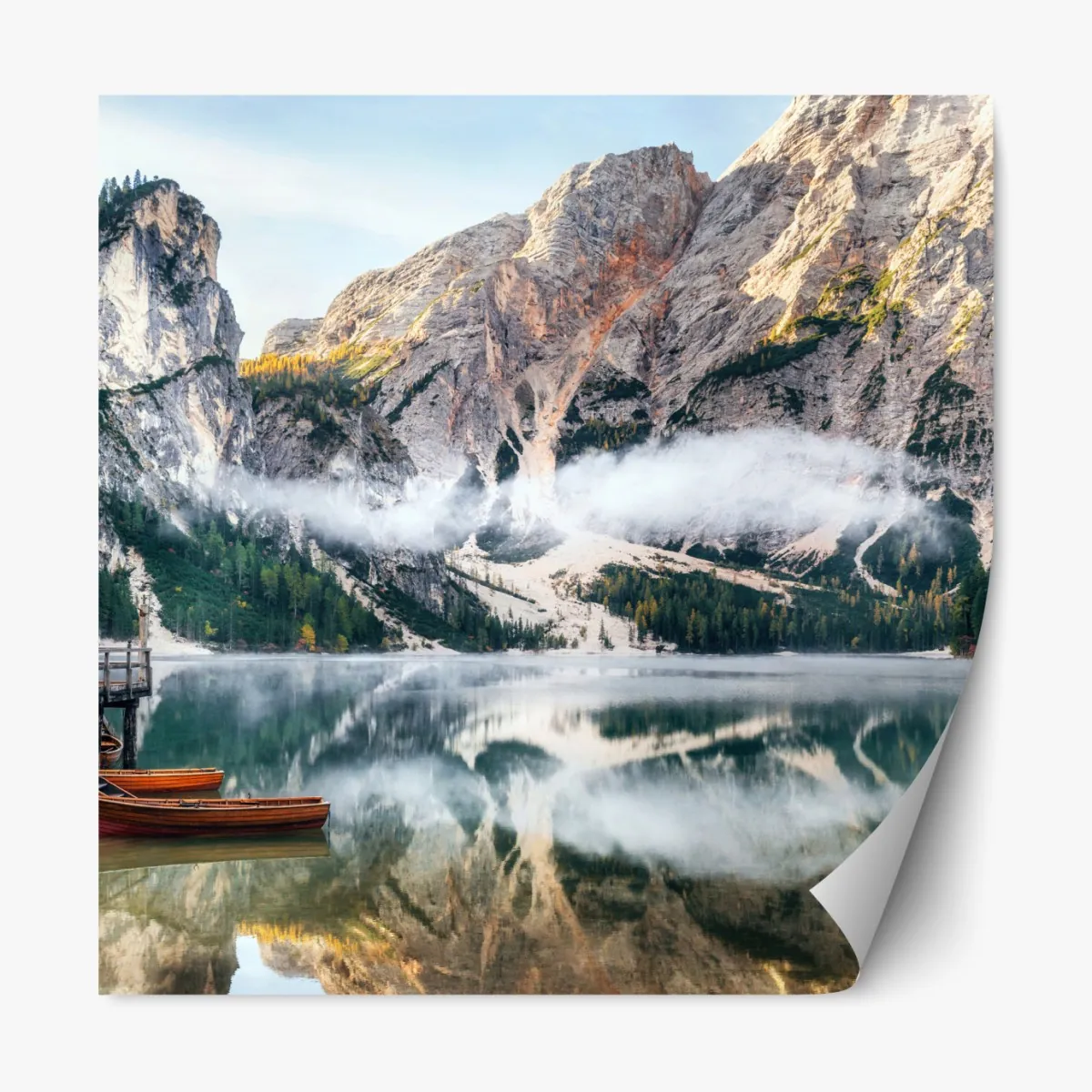 Naklejka repozycjonowalna mgła nad alpejskim jeziorem – Wallissimo® Naklejka repozycjonowalna mgła nad alpejskim jeziorem – Wallissimo®