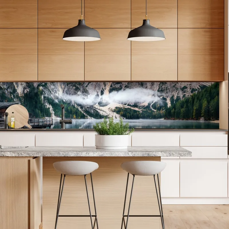 Naklejka repozycjonowalna mgła nad alpejskim jeziorem – Wallissimo® Naklejka repozycjonowalna mgła nad alpejskim jeziorem – Wallissimo®