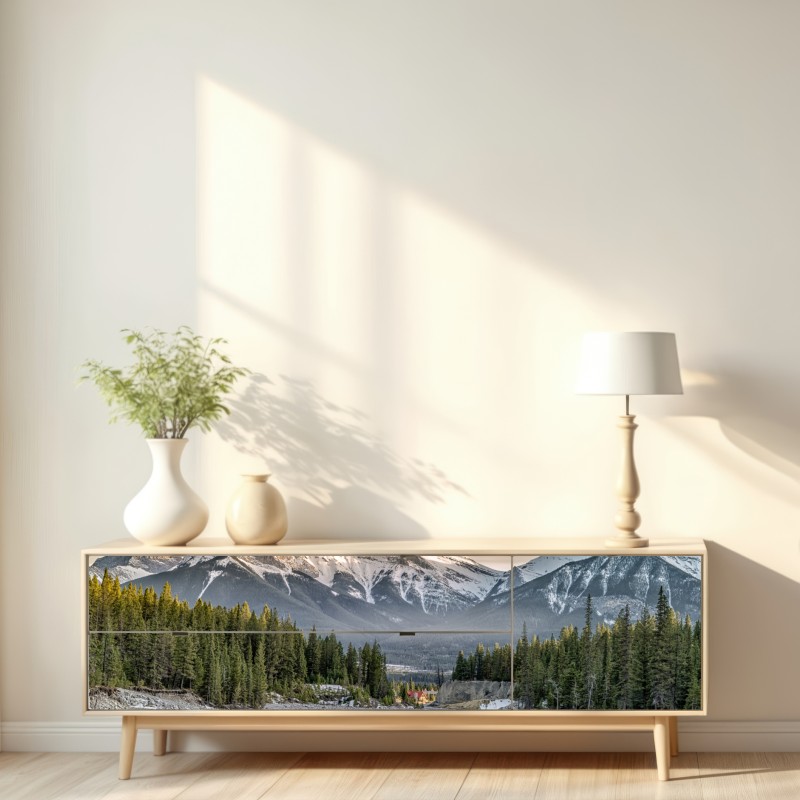 Naklejka repozycjonowalna majestatyczne górskie szczyty i sosnowy las – Wallissimo® Naklejka repozycjonowalna majestatyczne górskie szczyty i sosnowy las – Wallissimo®