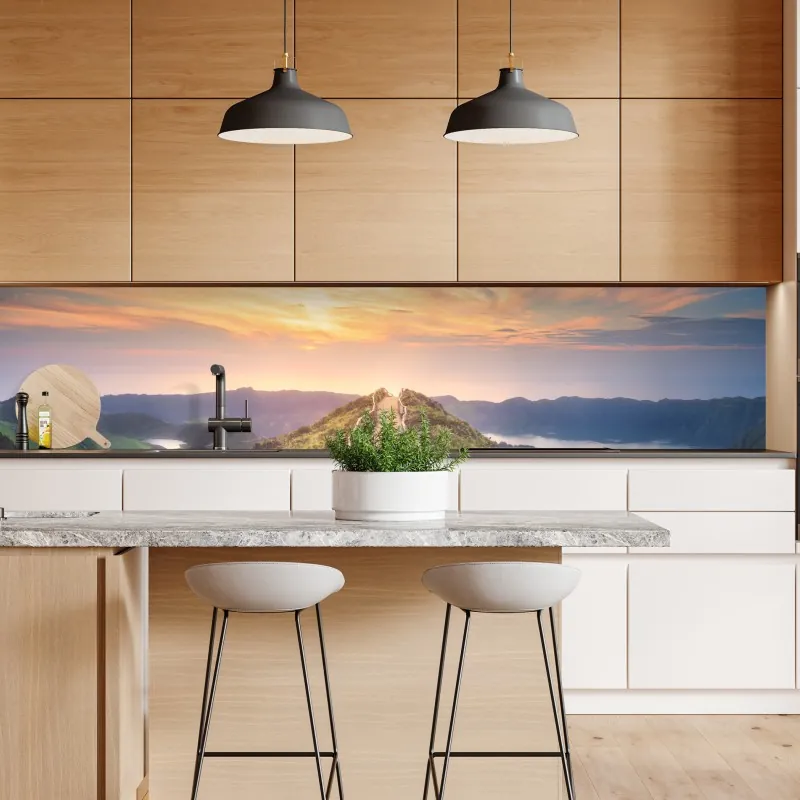 Naklejka repozycjonowalna ścieżka na grzbiecie górskim przy zachodzie słońca nad jeziorem – Wallissimo® Naklejka repozycjonowalna ścieżka na grzbiecie górskim przy zachodzie słońca nad jeziorem – Wallissimo®